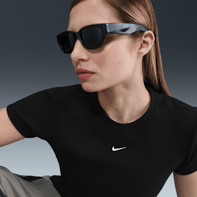 Playera de manga corta de tela de canalé ajustada para mujer Nike Sportswear