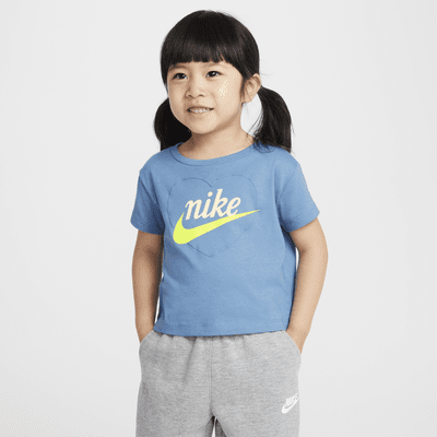 Playera con gráfico de corazón infantil Nike New Impressions