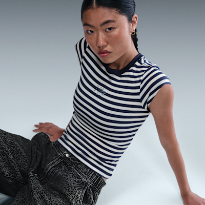 Nike Sportswear 女款 Swoosh 緊身條紋 T 恤