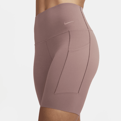 Nike Universa sykkelshorts med middels støtte, høyt liv og lommer til dame (20 cm)