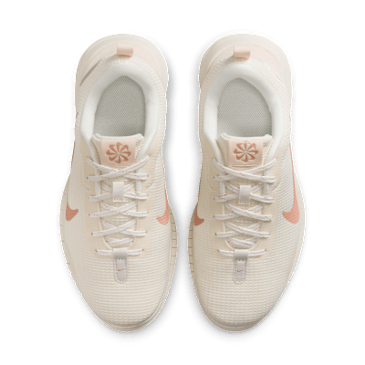 Tenis de correr en carretera para mujer (extraancho) Nike Flex Experience Run 12