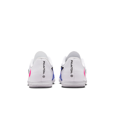 Nike Jr. Phantom 6 Low Club Fußballschuh für Hallen- und Hartplätze (ältere Kinder)