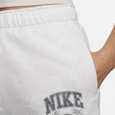 Shorts con gráfico de tiro medio para mujer Nike Sportswear Club Fleece