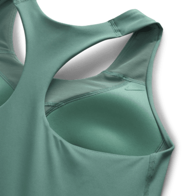 Camiseta de tirantes con bra deportivo con almohadilla de media sujeción para mujer Nike Swoosh