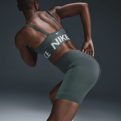 Shorts de ciclismo con bolsillos de tiro alto de 20 cm de sujeción firme para mujer Nike Go