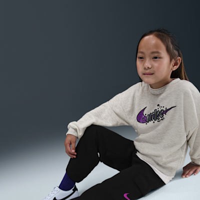 Conjunto de sudadera de cuello redondo sin cierre y pants cargo de French Terry para niños talla pequeña Nike