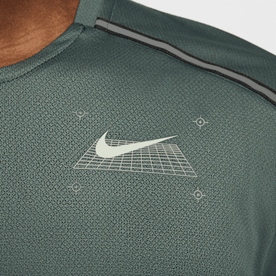 Nike Miler Kısa Kollu Grafikli Erkek Koşu Üstü