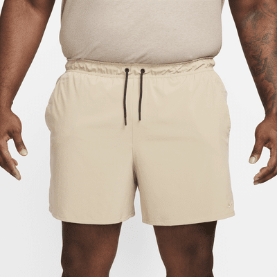 Shorts versátiles sin forro Dri-FIT de 13 cm para hombre Nike Unlimited