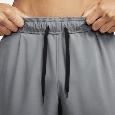 Pants Dri-FIT versátiles con dobladillo abierto para hombre Nike Form