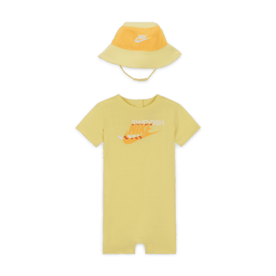 Nike Sportswear PE Set aus Strampler und Bucket Hat für Babys (12–24 Monate)