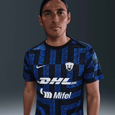 Playera de manga corta de fútbol Nike Dri-FIT para antes del partido para hombre Pumas UNAM Academy Pro