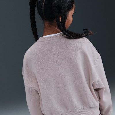Nike Sportswear Club Fleece-Sweatshirt mit Rundhalsausschnitt und kastiger Passform (Mädchen)