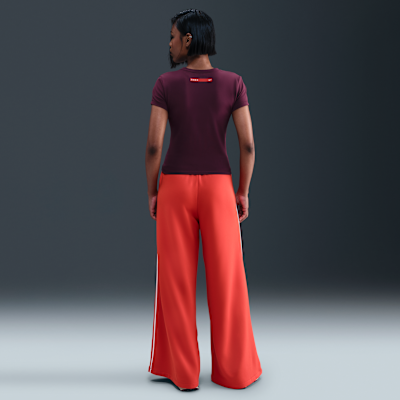 Slank Nike Sportswear-croptop til kvinder