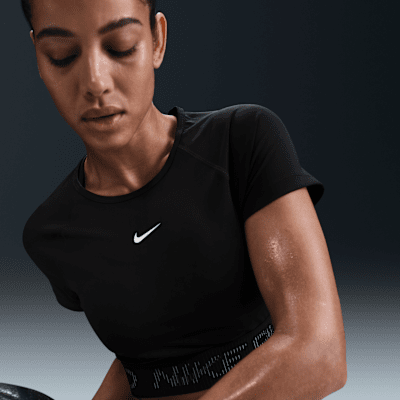 Nike Pro Dri-FIT kürzer geschnittenes Kurzarmshirt mit Grafik (Damen)