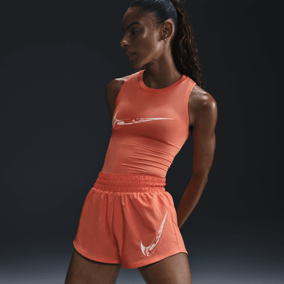 Shorts Dri-FIT con gráfico de tiro medio con forro de ropa interior para mujer Nike One