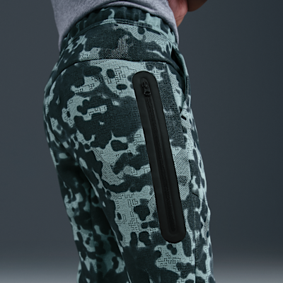 Běžecké flísové kalhoty Nike Tech s maskáčovým vzorem pro větší děti (chlapce)