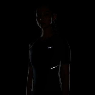 Nike Swift 女款 Dri-FIT 短袖跑步上衣
