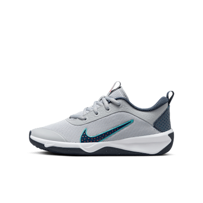 Nike Omni Multi-Court Hallenschuh für ältere Kinder