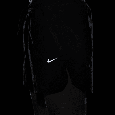 กางเกงวิ่งขาสั้น 5 นิ้ว 2-in-1 เคลือบกันน้ำผู้ชาย Dri-FIT Nike Stride Running Division