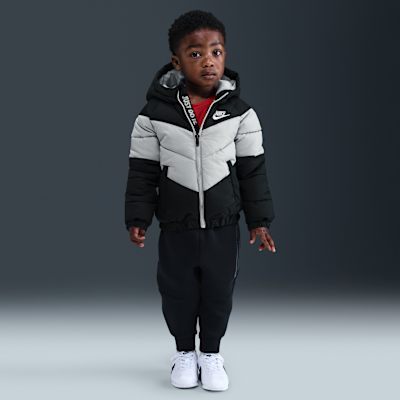 Chamarra acolchada con gorro y diseño de chevrón infantil Nike