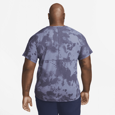 Playera de yoga estampada de manga corta para hombre Nike Dri-FIT