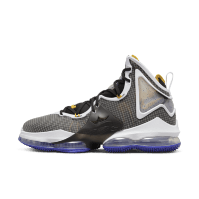 Chaussure de basket LeBron 19