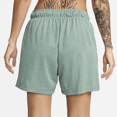 Shorts de fitness sin forro de tiro medio Dri-FIT de 13 cm para mujer Nike Attack