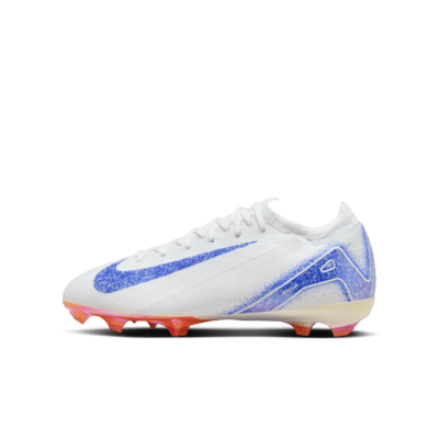 Tacos de fútbol de corte low para terrenos firmes para niños de preescolar y grandes Nike Jr. Mercurial Vapor 16 Pro Blueprint