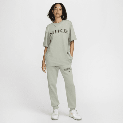 Nike Sportswear kortermet T-skjorte med trykk og ledig passform til dame