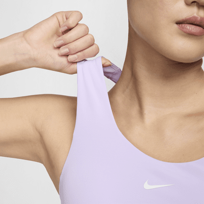 เสื้อกล้ามสปอร์ตบราผู้หญิงซัพพอร์ตระดับกลางเสริมฟองน้ำ Nike Swoosh