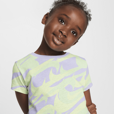 Playera con gráfico infantil Nike Prep in Your Step 