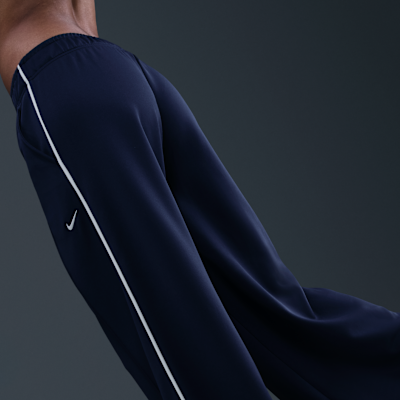 Pants de entrenamiento de tiro medio y pierna amplia para mujer Nike Sportswear