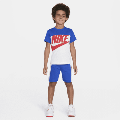 Conjunto de playera y shorts para niños talla pequeña Nike Sportswear ...