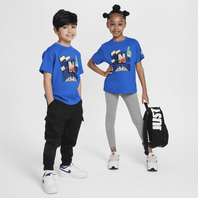 Playera con gráfico para niños talla pequeña Nike Step Up Your Game