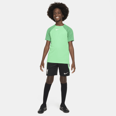 Shorts de fútbol de tejido Knit Nike Dri-FIT para niños talla grande del Liverpool FC Strike