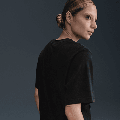 Playera de básquetbol de manga corta holgada para mujer Nike