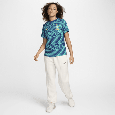 Playera de manga corta de fútbol Nike Dri-FIT para antes del partido para mujer Brazil Academy Pro