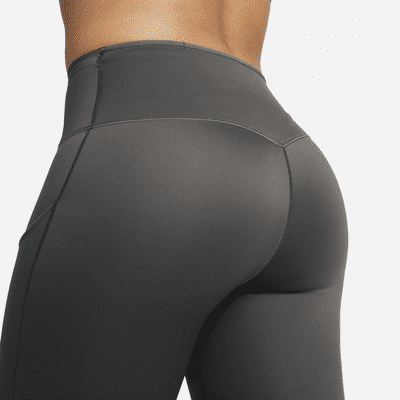 Leggings cortos de tiro medio y sujeción firme con bolsillos para mujer Nike Go