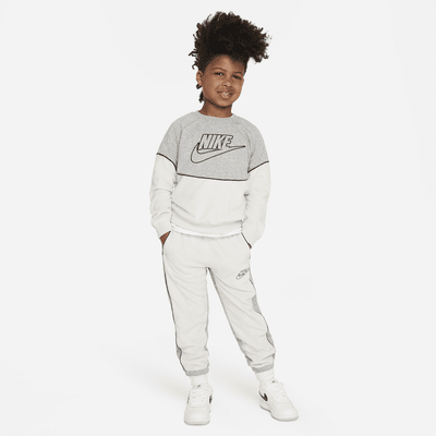 Conjunto de dos piezas para niños talla pequeña Nike Sportswear Amplify ...