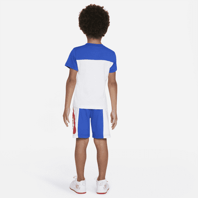 Conjunto de playera y shorts para niños talla pequeña Nike Sportswear ...