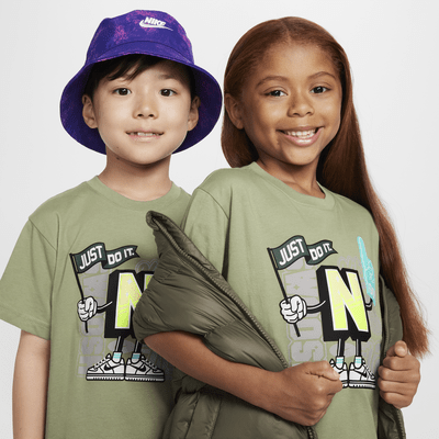 Playera con gráfico para niños talla pequeña Nike Step Up Your Game