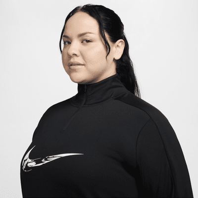 Mellanlager Nike Swoosh Dri-FIT med dragkedja i kvartslängd för kvinnor (Plus Size)