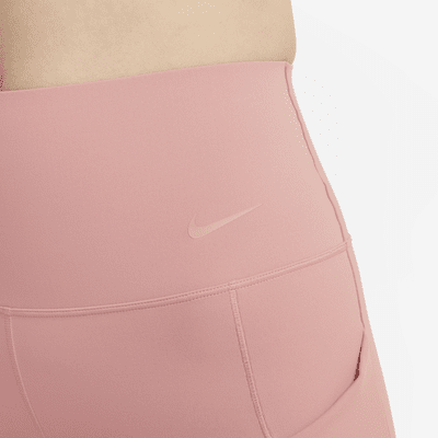 Shorts de ciclismo con bolsillos de 20 cm de tiro alto y media sujeción para mujer Nike Universa