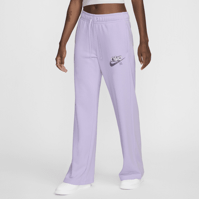 Pants de French Terry con gráfico de tiro medio de pierna ancha para mujer Nike Sportswear Club Fleece