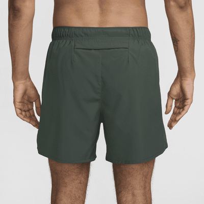 Nike Challenger Swoosh Dri-FIT hardloopshorts voor heren (13 cm)