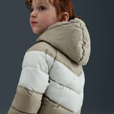 Chamarra acolchada con gorro y diseño de chevrón infantil Nike