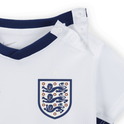 Conjunto de três peças de futebol de réplica Nike do equipamento principal Stadium Inglaterra 2024/25 para bebé