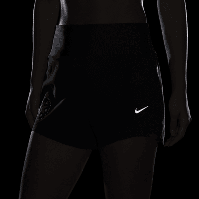 Shorts Dri-FIT de tiro alto de 8 cm con forro de ropa interior para mujer Nike Swift