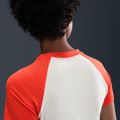 Nike Sportswear Chill Knit aansluitend T-shirt met graphic voor dames