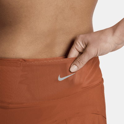 Nike Dri-FIT Swift 2-i-1-løpeshorts med mellomhøyt liv og lommer til dame (8 cm)